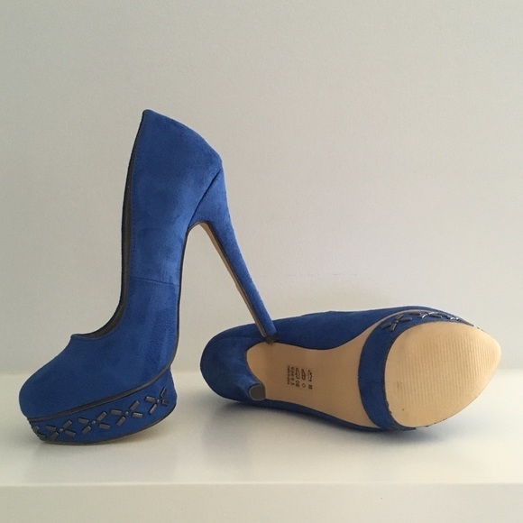 Blue Pump with Stud Accents and Island Platform - Picture 4 of 6
